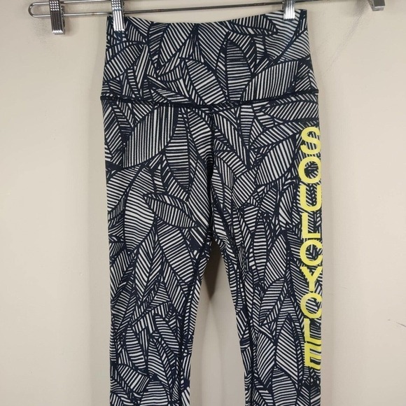 Lululemon x Soulcycle Leggings Black White Leaf Cropped Roll Down - Picture 2 of 9